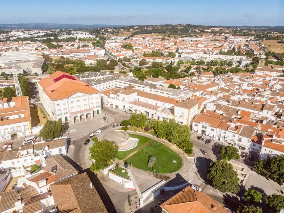 Land — Evora