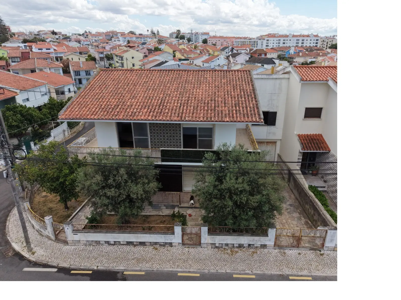 House — 12 ch. — Parede